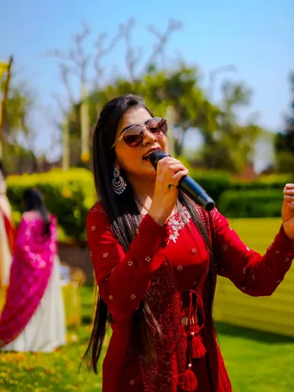 Singing my heart out under the sun at an outdoor event in Agra. I adapt my performance to suit any venue, indoor or outdoor.