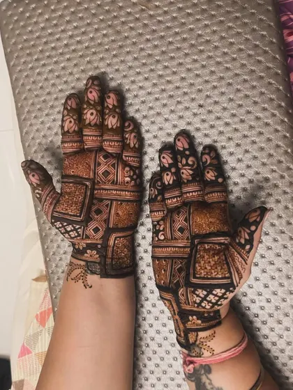 A modern take on guest mehendi with bold, blocky patterns.