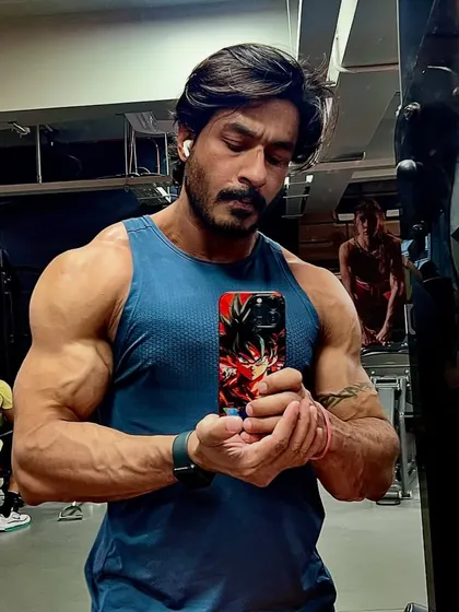 A gym selfie capturing the results of resisting cravings and showing up on days with no energy. This is for the person I knew I was capable of becoming.