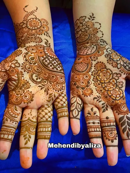 A still image of the stylish floral mehendi, showcasing the beautiful combination of flowers, leaves, and paisley elements.
