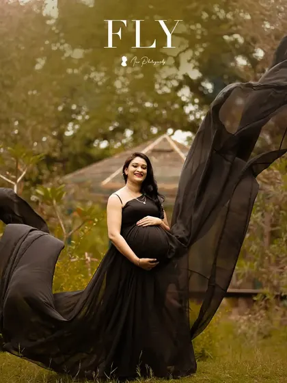 A duplicate of image 127. This powerful shot shows how the right styling can create truly epic maternity photos.