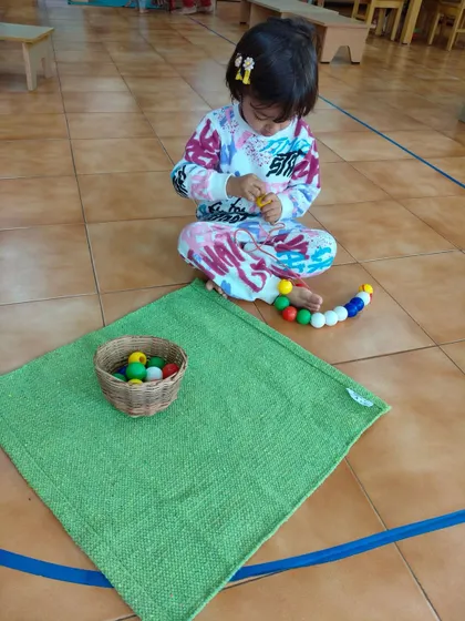 Bead stringing is more than just a fun activity. It is a precise exercise that strengthens fine motor skills, improves hand-eye coordination, and develops concentration, all of which are essential for future academic learning.