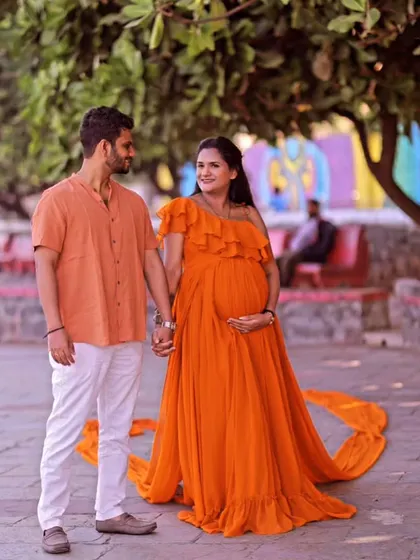 A sweet and casual outdoor maternity shoot. This orange-mustard gown with its ruffled details is a comfortable and stylish choice for capturing this special time.