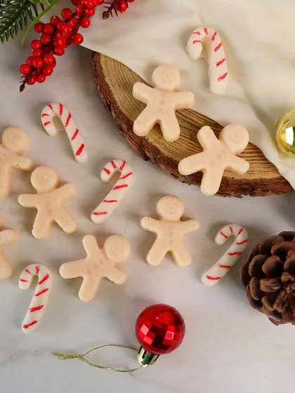 Gingerbread and candy cane wax melts, ready for the festive season. They come in special Christmas fragrances.