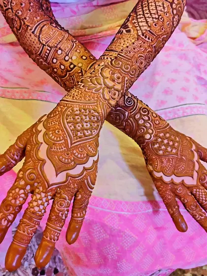 Saniya's mehndi, with a beautiful design on the back of the hands that is both traditional and elegant.