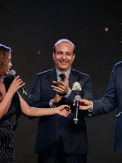 A professional host ensures smooth transitions, like this mic handover to Arjun Kapoor.