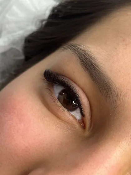 This is a 3D lash set, which means three very fine extensions are fanned out and applied to one natural lash. It creates a fuller look than hybrids but is still beautifully light.