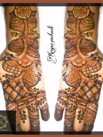 A beautiful Arabic mehndi design with roses and vine patterns. This style is known for its flowing, elegant look.