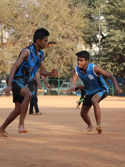 A classic one-on-one situation between a chaser and a defender. We train our players to be smart and agile in both attacking and defensive roles.