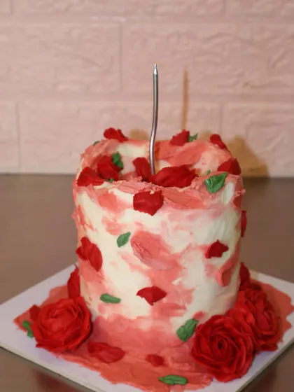 A slightly different angle of our romantic rose-themed mini cake, perfect for an anniversary or a special date night.