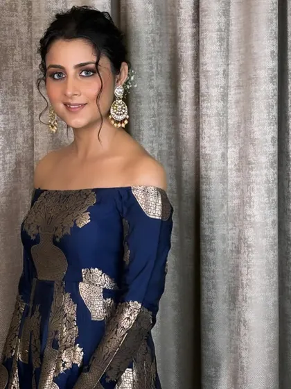 The complete look, showing how a simple, well-done makeup and hair can be incredibly elegant and beautiful.