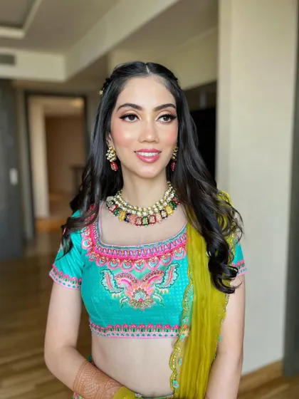 Chaitali looks fresh and beautiful. The makeup is understated yet elegant, proving that soft glam is perfect for a mehendi.