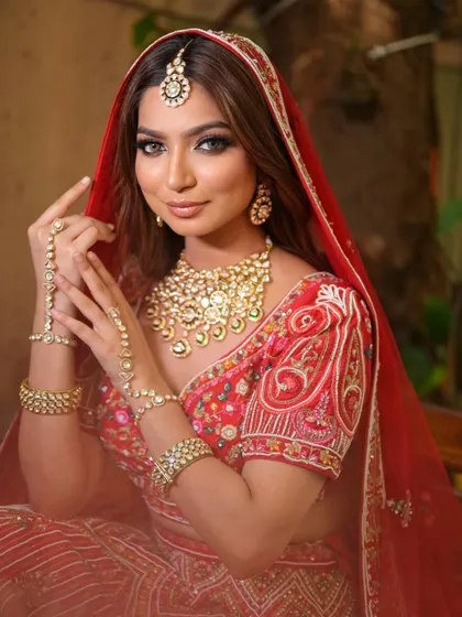 A complete bridal look featuring a heavy, gold-plated Kundan necklace, haath phool, and maang tikka, all available for rent.