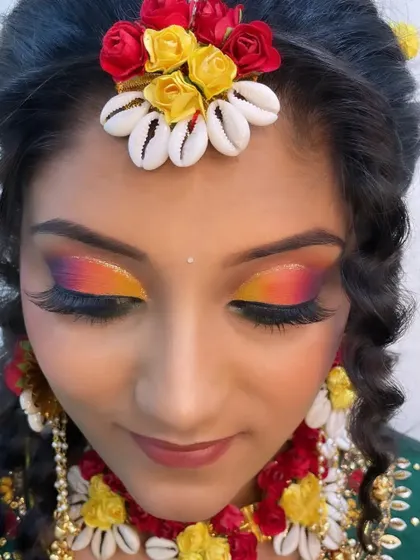 A close-up of a colorful sunset eye created for a Haldi ceremony. I teach how to blend multiple bright colors seamlessly to create a vibrant, celebratory look that is perfect for pre-wedding events.