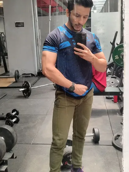 Same session, different pose. Consistent strength gains are the most important metric for progress.