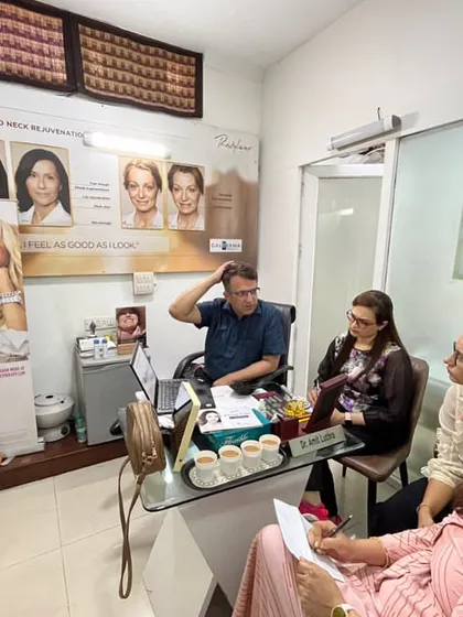 A classroom setting at my clinic where I discuss the theory and planning behind injectable treatments. A solid theoretical foundation is the first step before any hands-on practice.