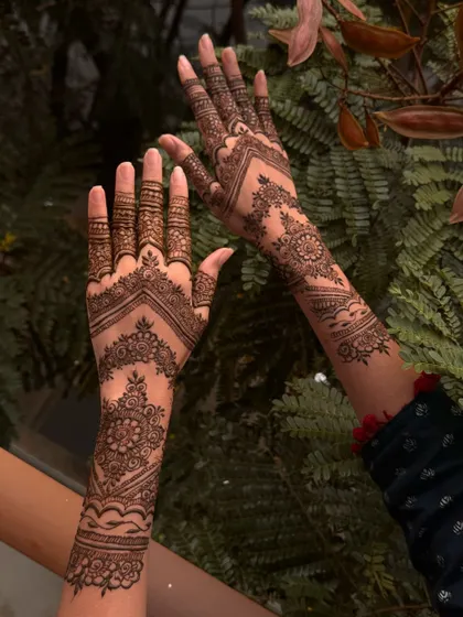This is a great example of my Indo-Arabic style. It combines the flowing, bold lines of Arabic mehendi with the delicate, intricate details of Indian patterns for a modern and elegant finish.