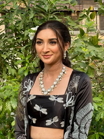 A beautiful shot amidst nature. This modern look features a black and white outfit, which I paired with clean, fresh makeup for a chic and contemporary feel.