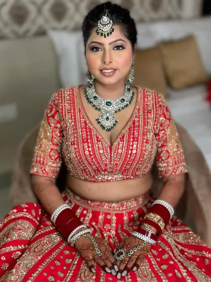 The quintessential smiling bride. My long-lasting makeup application ensures that your smile is what shines brightest, without worrying about touch-ups.