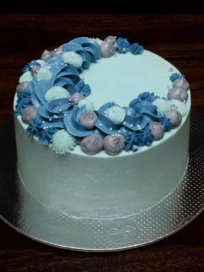 The same zero-fondant design without the topper, showing off the beautiful buttercream piping work. The different shades of blue and grey create a lovely sense of movement.