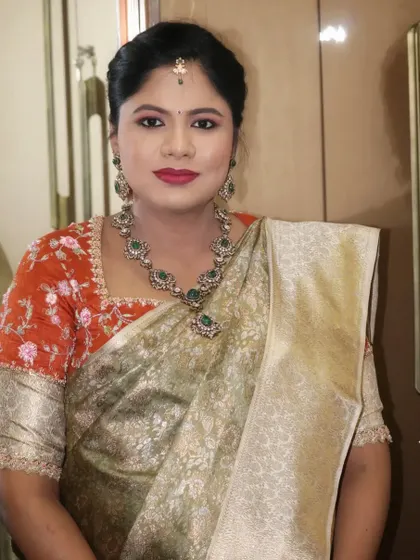 A natural and elegant baby shower look. The makeup is kept minimal and fresh to highlight her features, paired with a beautiful floral blouse and a lightweight silk saree for a comfortable yet stylish look.