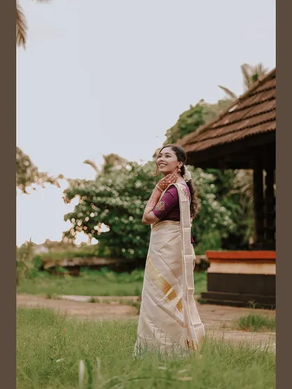 A beautiful full-length portrait of the bride in a grassy field.