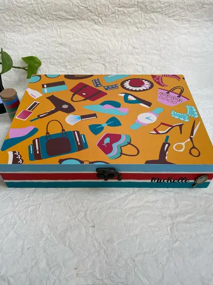 The full view of the closed organizer box, a perfect personalized gift for a teenager to store her favorite things.