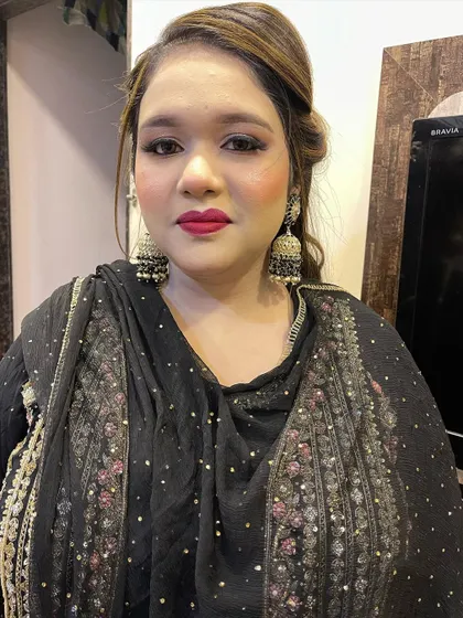 A direct, no-filter shot showing the flawless finish. The makeup looks fresh and vibrant, proving you don't need editing to look your absolute best.