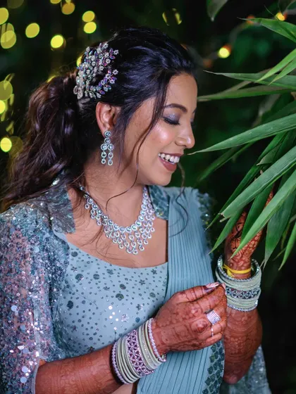 I loved creating this glamorous look for my architect bride, Shriya. We went for a fun, shade-shifting smokey eye with delicate rhinestones that perfectly complemented her stunning saree gown and sparkling personality for her reception. ✨