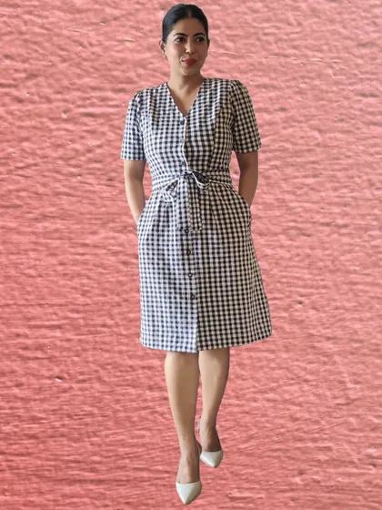 For a second look with the same dress, I've tied the belt in a relaxed bow at the front. This creates a slightly more casual and effortless feel.