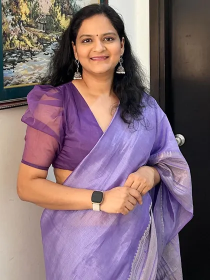I love this lavender Mangalagiri saree. The open palla drape is simple, yet so graceful and perfect for this lightweight handloom cotton.