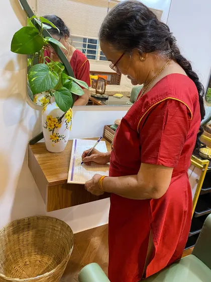 A client shares why she chose Swã after a long time away from salons. She felt welcomed by the soothing Ayurvedic aroma, the personal touch, and the detailed care she received from the moment she entered.