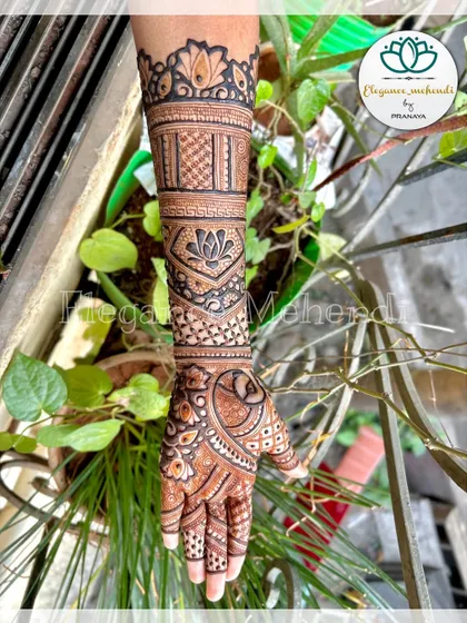 A beautiful design that highlights the lotus flower with cutwork details, creating a modern and stylish look.