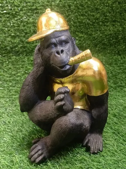 The chimpanzee showpiece from the front, a perfect blend of humor and style.