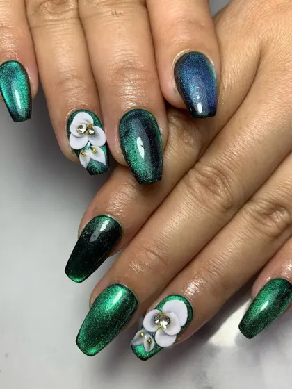 An enchanting combination of emerald green cat-eye polish and delicate, hand-sculpted white 3D flowers.