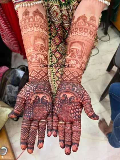 The amazing, dark stain on the groom's mom's mehendi! This is what we aim for with every design.