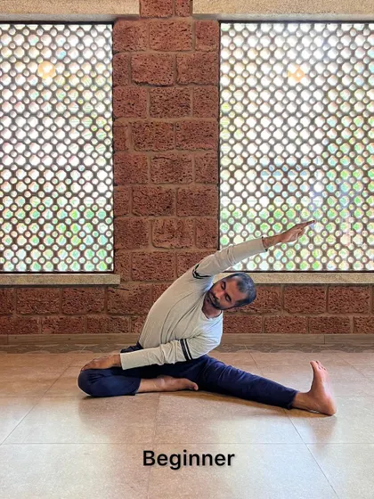 This carousel demonstrates the progression into Upavistha Konasana for both beginner and advanced practitioners. It shows how to work on the forward fold and lateral bend, emphasizing that the abdomen should rest down before the chest.