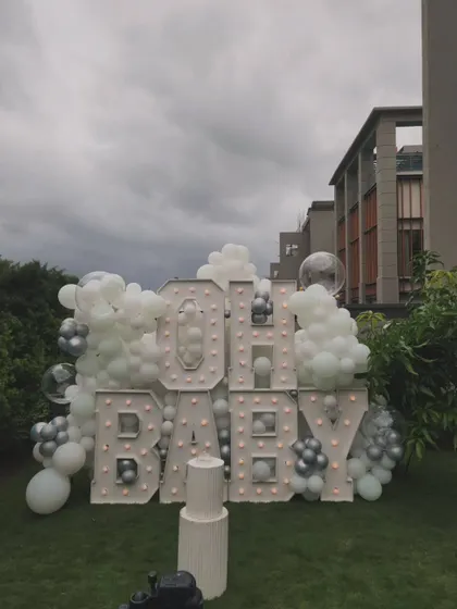 An "OH BABY" marquee letter setup for a daytime outdoor baby shower, creating a bold and celebratory focal point on the lawn.