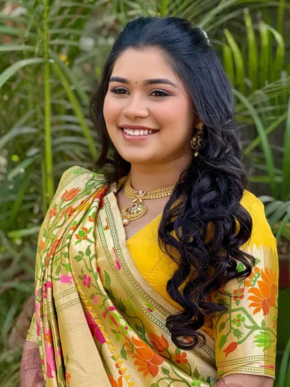 A sun-kissed and elegant look for a Mahurat ceremony. The soft yellow glow and effortless radiance are perfect for a day-time event.
