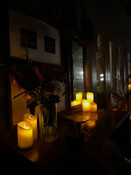 Imagine a space like this: dimly lit, warm, and filled with the soft glow of candles. This is the kind of calm and safe atmosphere I create for every sound bath session, a place where you can truly let go of stress and anxiety.