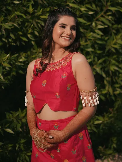 A customised statement jewellery set is a vibe. This client chose a bohemian look for her haldi with our shell armlet and hand harness.