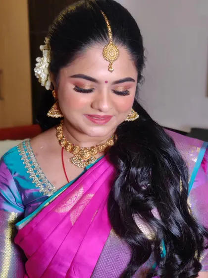 A close-up on the eye makeup, which was kept soft and shimmery to open up her eyes.