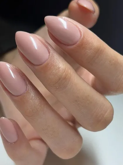 A beautiful nude pink on almond-shaped nails. This versatile and elegant shade elongates the fingers and is perfect for any occasion.