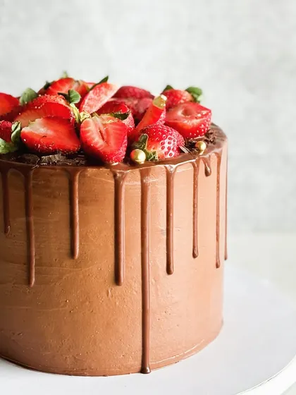 Our Strawberry Chocolate drip cake is pure winter magic. We use farm-fresh strawberries and a rich chocolate frosting to create this joyful and delicious celebration cake.