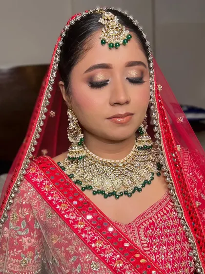 The complete eye makeup look, showing the seamless blending from light to dark shades. This technique makes the eyes appear larger and more defined.