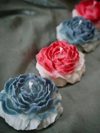 A lineup of my dual-toned Peony candles, showing the delicate layers of petals. I hand-pour each one to create this beautiful floral effect, making them a stunning piece of wax art.