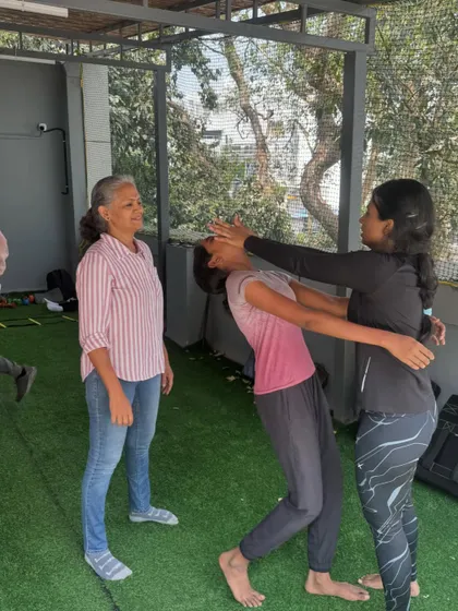 A participant learns how to use framing to push an attacker away and create space. This is a simple but highly effective technique to prevent being overwhelmed.