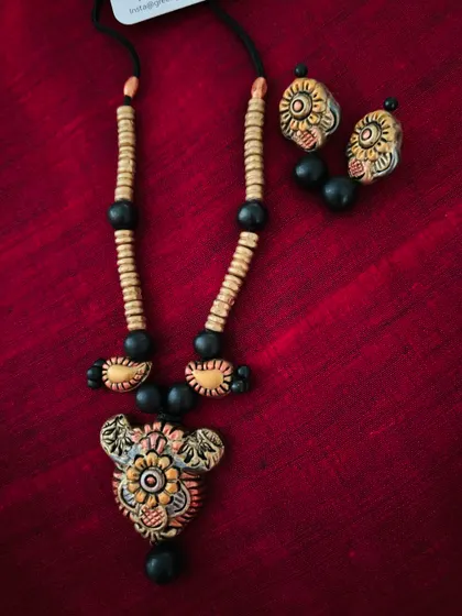 A duplicate image of the delicate floral terracotta set.