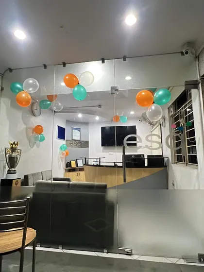 Simple clusters of tricolor balloons placed at the office entrance and inside, adding a light and celebratory feel for the occasion.