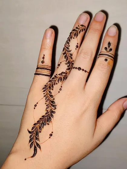 The full view of this elegant and simple leafy vine design.